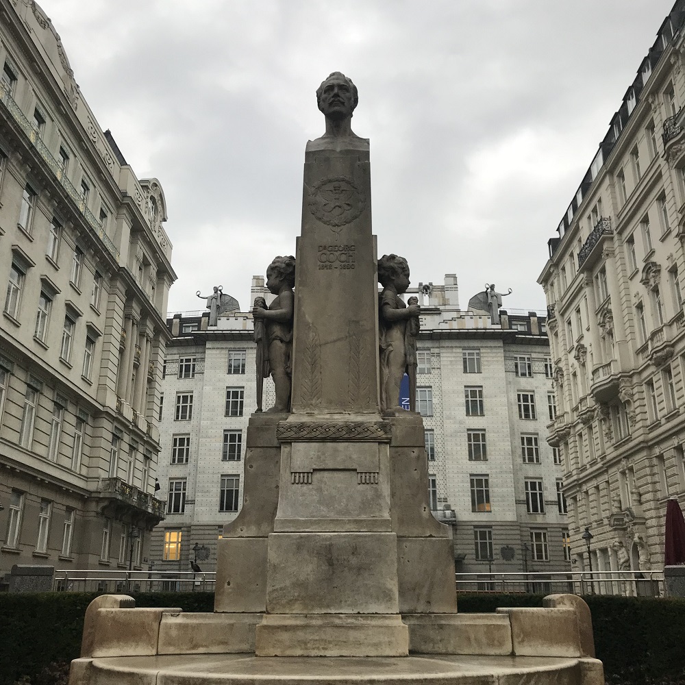 Denkmal Dr. Georg Coch vor der Postparkasse