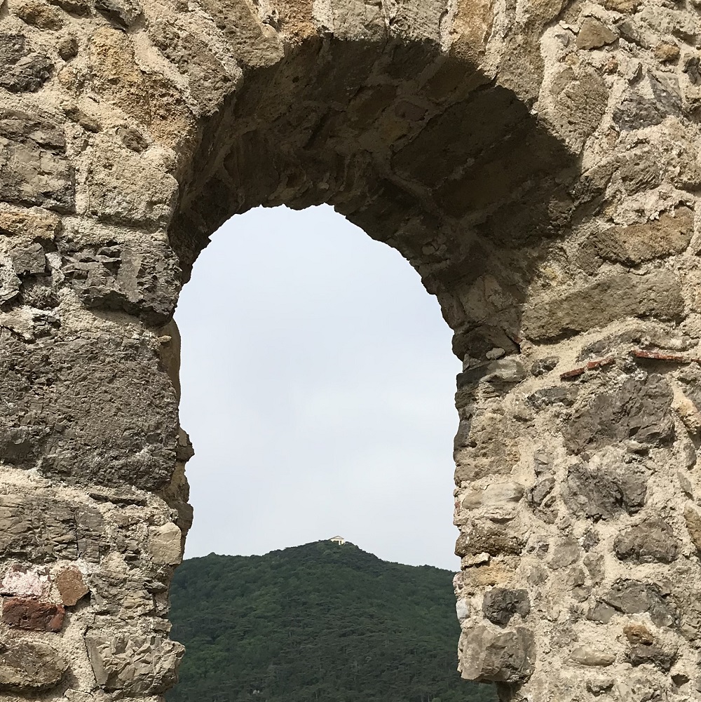 Blick von der Burg Mödling zum Husarentempel